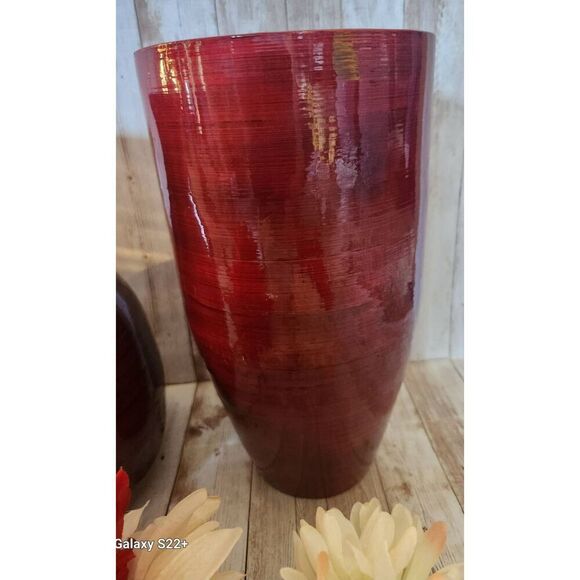 ę Two large red decorative lacquerware vaces and flowers - Picture 5 of 10